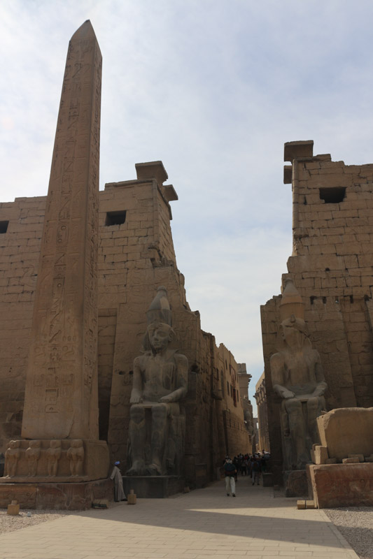 Auf dem Bild fällt auf, dass der rechte Obelisk des Luxor Tempels fehlt. Sultan Muhammad Ali verschenkte 1836 den zweiten Obelisken an König Louis-Phillipe von Frankreich. Dieser sogenannte Obelisk von Luxor befindet sich heute auf der Place de la Concorde& in Paris. Im Austausch erhielt Muhammad Ali eine Turmuhr für die Alabastermoschee& in Kairo. Mir wurde gesagt, dass die Turmuhr schon nach zwei Wochen kaputt war.