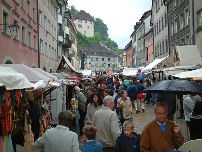 Blick über den historischen Markt hinauf zur Schattenburg