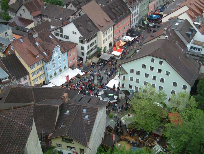 Blick von der Spitze des Bergfriedes der Schattenburg hinab auf den Platz mit dem historischen Markt