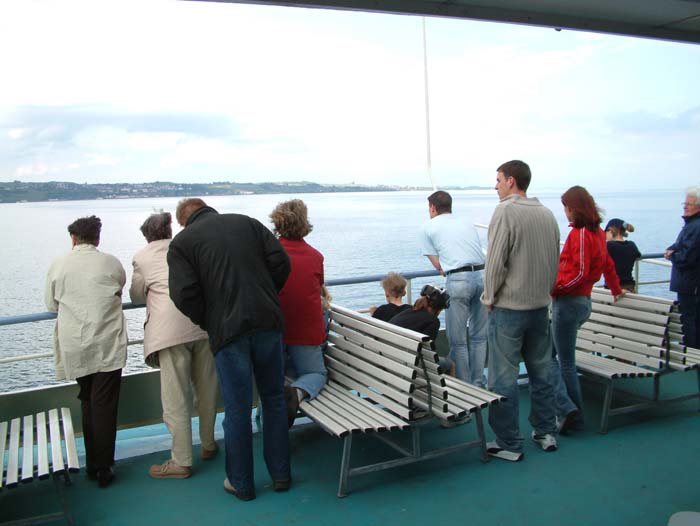 Passagiere der Fähre nutzen den Ausblick über den Bodensee
