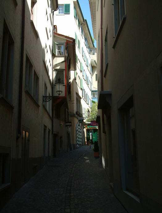 Schmale Gasse in der Altstadt von Zürich