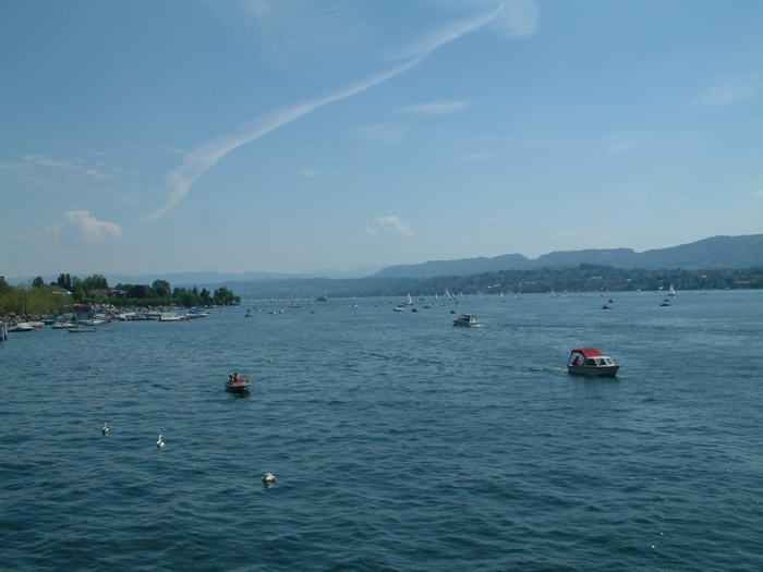 Der Zürichsee ist bei gutem Wetter von zahllosen Booten in allen Größen bevölkert