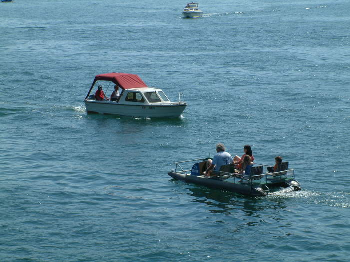 Ein Tretboot und ein kleines Motorboot auf dem Zürichsee von Zürich