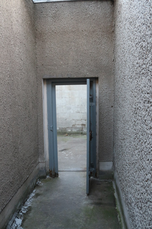 Prisoners were usually allowed to spend a bit of time under open sky per day. They were kept in isolated small courtyards.