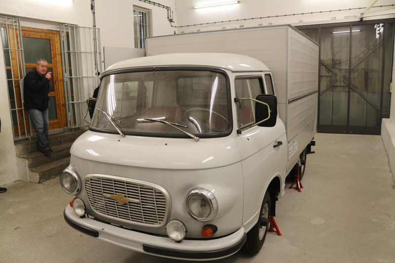 These cars were used to transport prisoners. They were not marked and sometimes even disguised as delivery trucks for furniture or so.