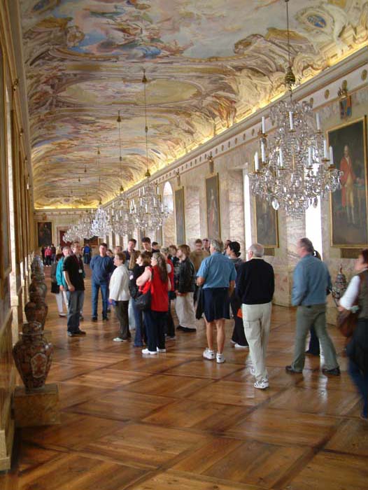 Ahnengalerie des Schlosses Ludwigsburg. Der mehr als 70 Meter lange Trakt verbindet den südlichen Neuen Hauptbau mit den älteren Teilen des Schlosses. An den Wänden hängen große Gemälde der Ahnenreihe des Hauses Württemberg.