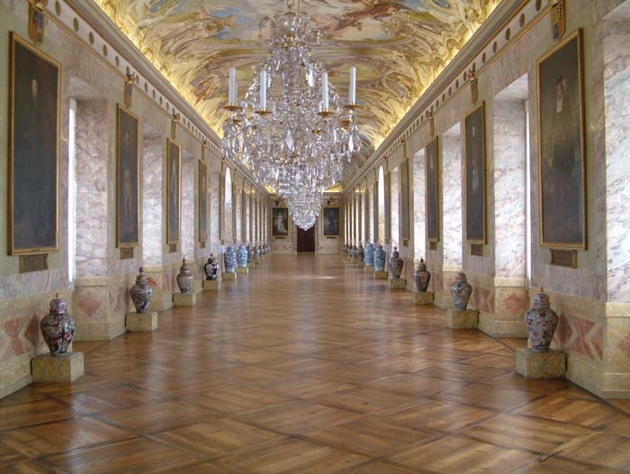 Ahnengalerie des Schlosses Ludwigsburg. Der mehr als 70 Meter lange Trakt verbindet den südlichen Neuen Hauptbau mit den älteren Teilen des Schlosses. An den Wänden hängen große Gemälde der Ahnenreihe des Hauses Württemberg.
