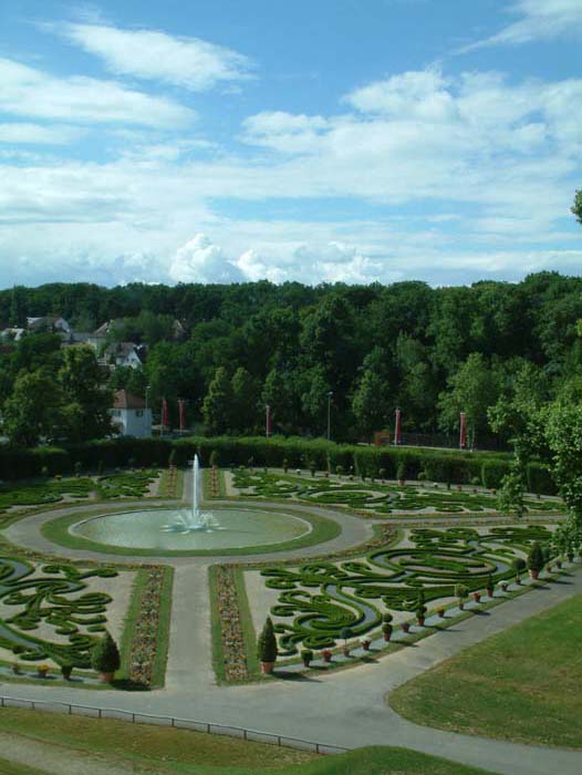 Blick aus dem Mittelbau des Alten Corps de Logis auf einen kleinen Teil der barocken Gartenanlage