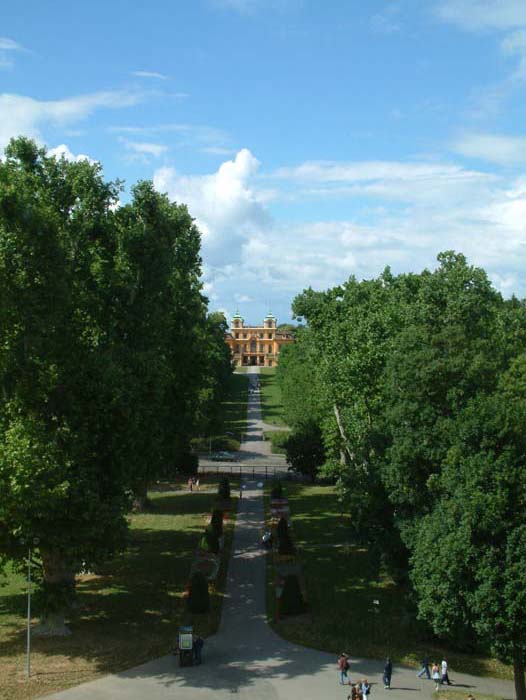 Blick aus dem Mittelbau des Alten Corps de Logis auf das kleine Lustschloss Favorite