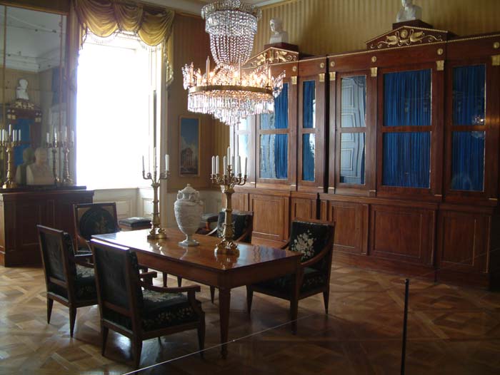 Bibliothek der Herzogin in der Beletage des Neuen Corps de Logis von Schloss Ludwigsburg. Die Monarchin war sehr belesen und verfügte daher über eine weitaus größere Bibliothek als ihr Mann.