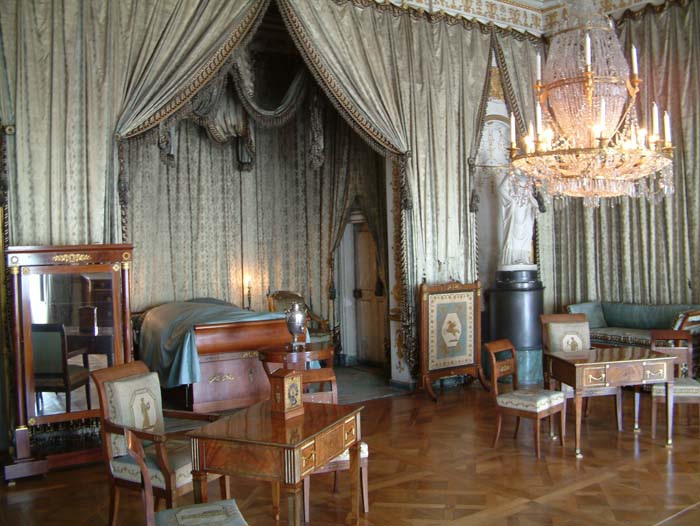 Schlafzimmer von Herzog Carl Eugen& im fürstlichen Appartement des Schlosses Ludwigsburg. Die Einrichtung folgt dem Stil des Empire.