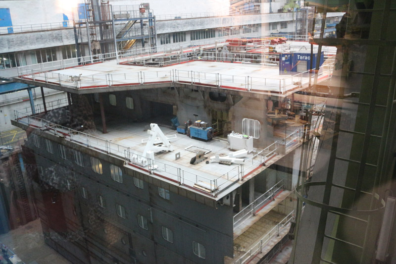 Blick ins Baudock 1& durch die Fenster der Besucherbrücke