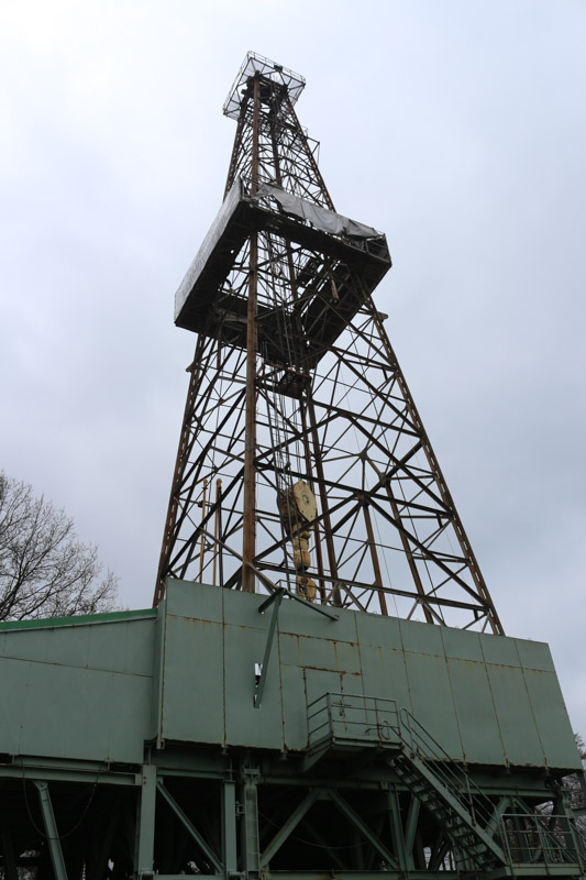 Oil derrick