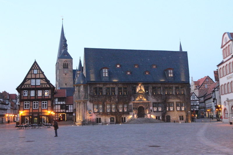 Marktplatz und Altes Rathaus Quedlinburg beim Sonnenuntergang