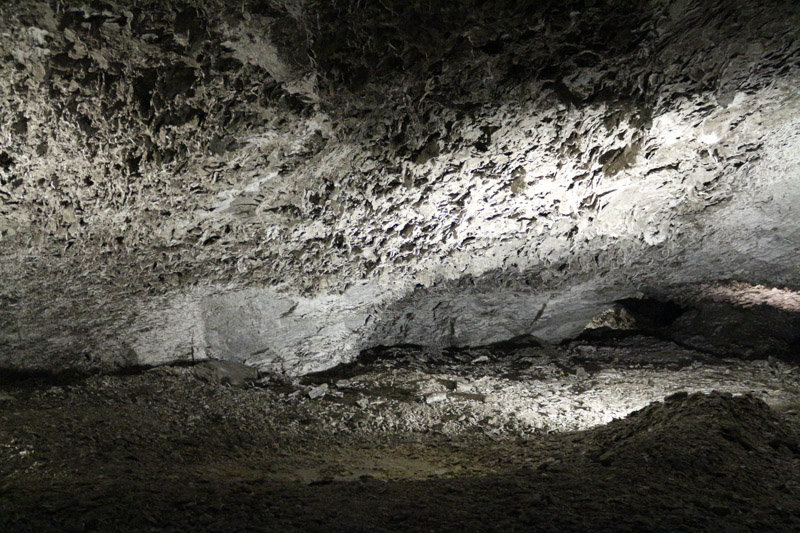 Die Decke aus Anhydrit (Gips) erinnert an graue Blätter oder Schuppen