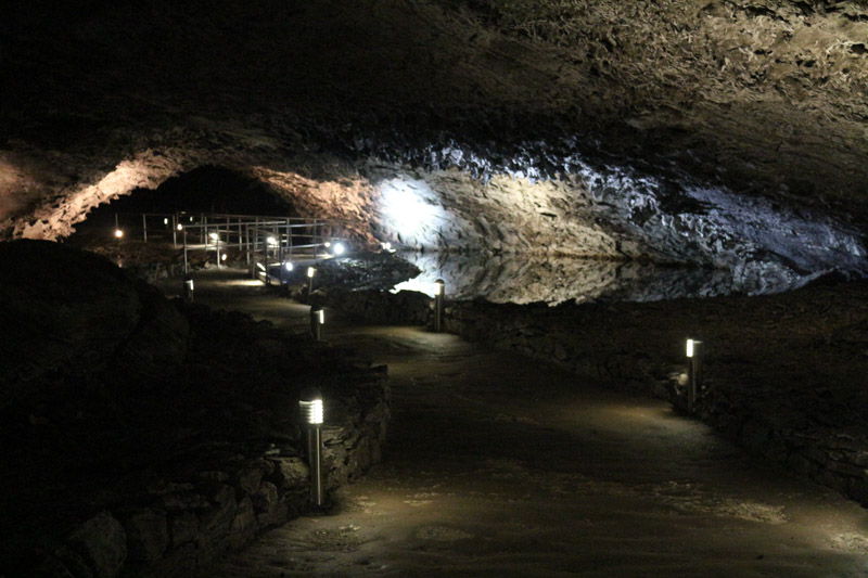 Kleine Lampen beleuchten die an sich pechfinstere Höhle