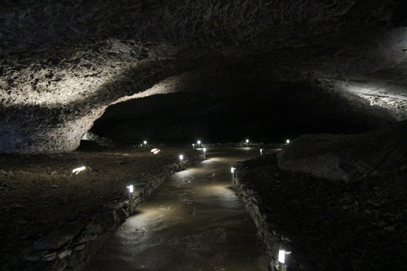 Kleine Lampen beleuchten die an sich pechfinstere Höhle