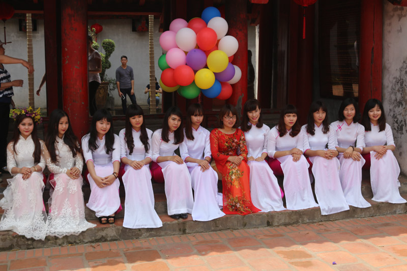 Class of students posing for a photo in the Temple of Literature