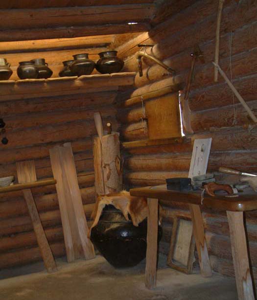 Inneneinrichtung einer bronzeitlichen Hütte in der Siedlung "Bad Buchau"