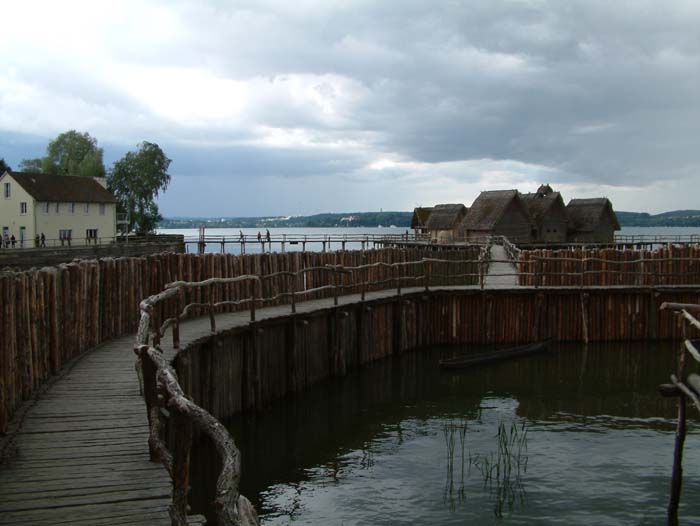 Das Dort "Sipplingen" ist von einer Palisade mit Wehrgang umgeben. Diese diente nicht nur der Verteidigung vor möglichen Angreifern sondern auch zum Schutz vor den Wellen des Bodensees.


Im Hintergrund sind links das alte Museum und rechts die bronzezeitliche Siedlung "Bad Buchau" zu sehen.
