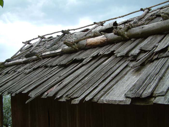 Genauerer Blick auf die Dachkonstruktion einer steinzeitlichen Hütte
