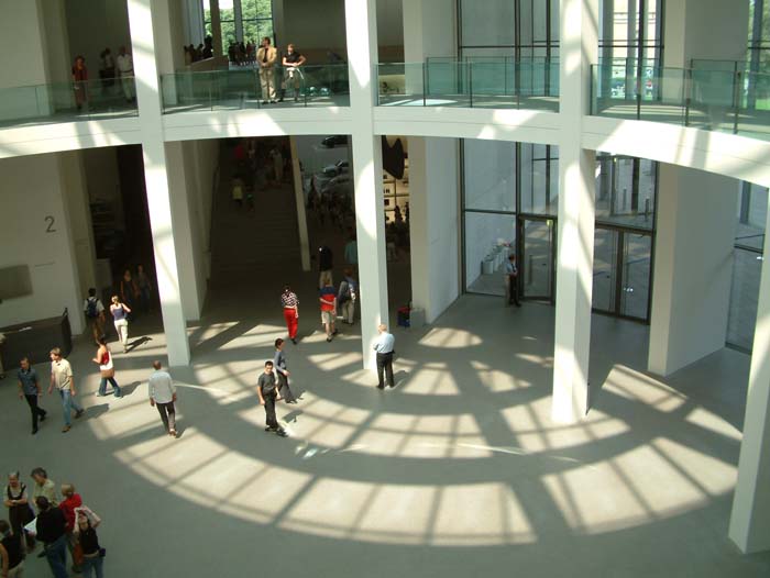 Eingang zur Pinakothek der Moderne