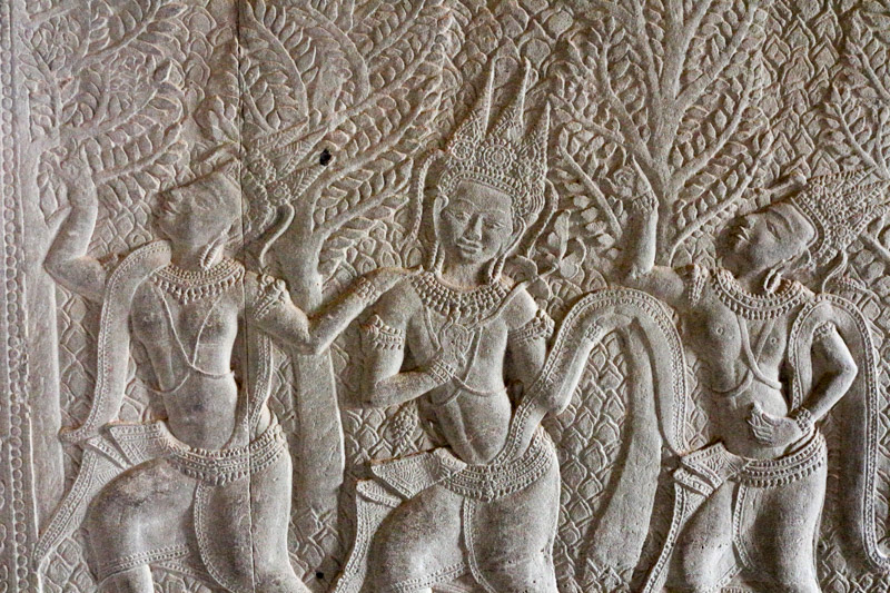 Steinrelief mit drei Tänzerinnen – so genannten Apsaras