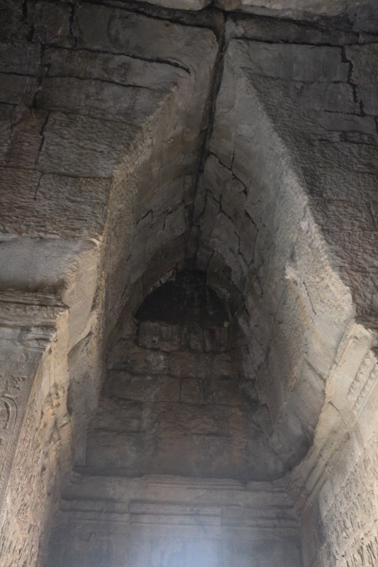 Man kann sehen, dass die antiken& Khmer keine Rundbögen kann. Stattdessen sind die Deckenstein jeweils leicht versetzt und erzeugen somit ein schmales Gewölbe. Sehr große Spannweiten und damit breite Gänge sind mit dieser Bauweise aber nicht zu erreichen.