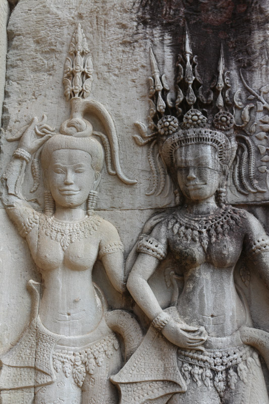Steinrelief mit zwei& Tänzerinnen – so genannten Apsaras