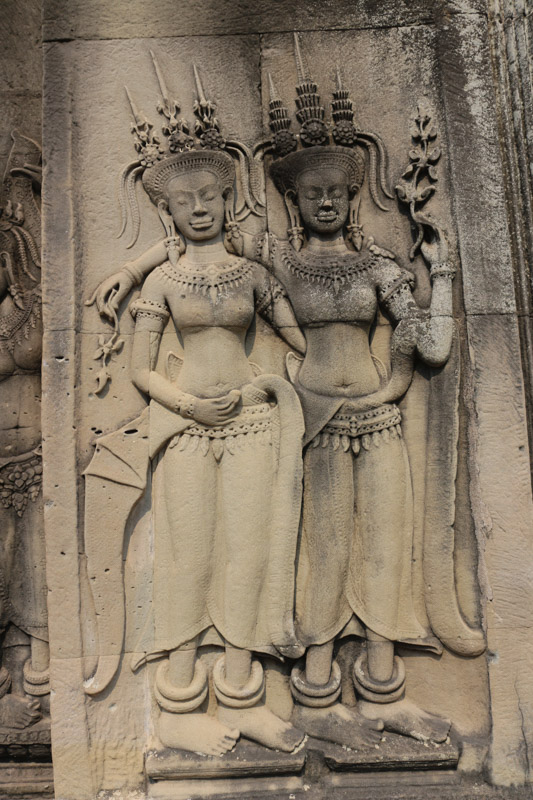 Steinrelief mit zwei& Tänzerinnen – so genannten Apsaras
