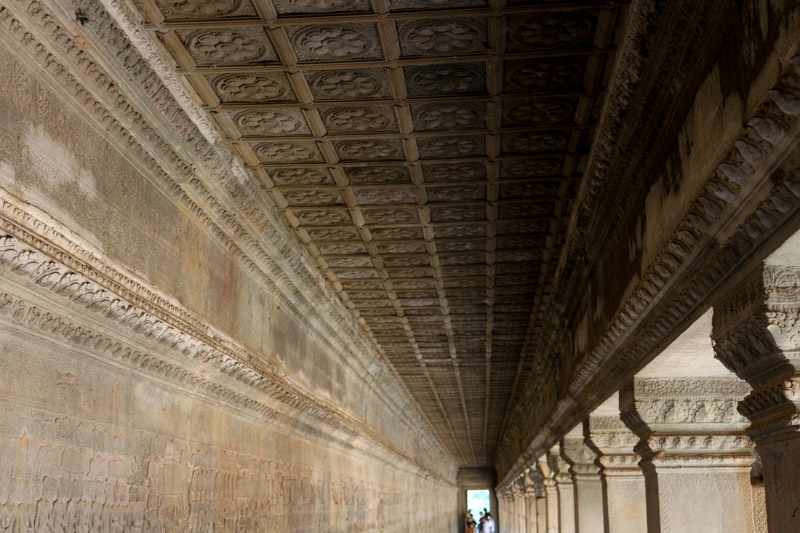 Rekonstruktion wie die hölzerne Decke über den Steinreliefs an der äußeren Mauer des Tempels vielleicht ausgesehen haben.