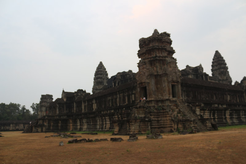Der Versuch den Sonnenaufgang bei Angkor Wat zu sehen ist größtenteils fehlgeschlagen: Die Sonne war hinter Wolken und Nebel verborgen.