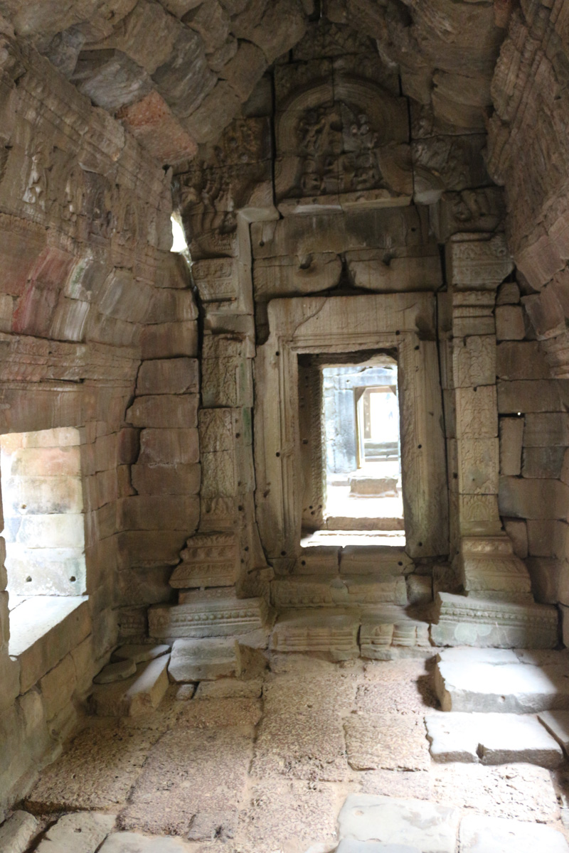 The builders used layers of stones to create some kind of arch above the corridors