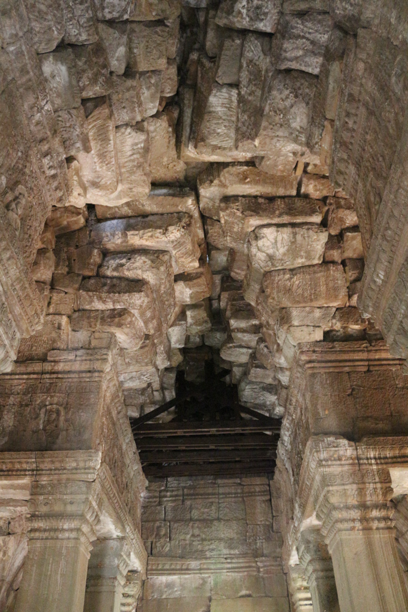 The builders used layers of stones to create some kind of arch above the corridors