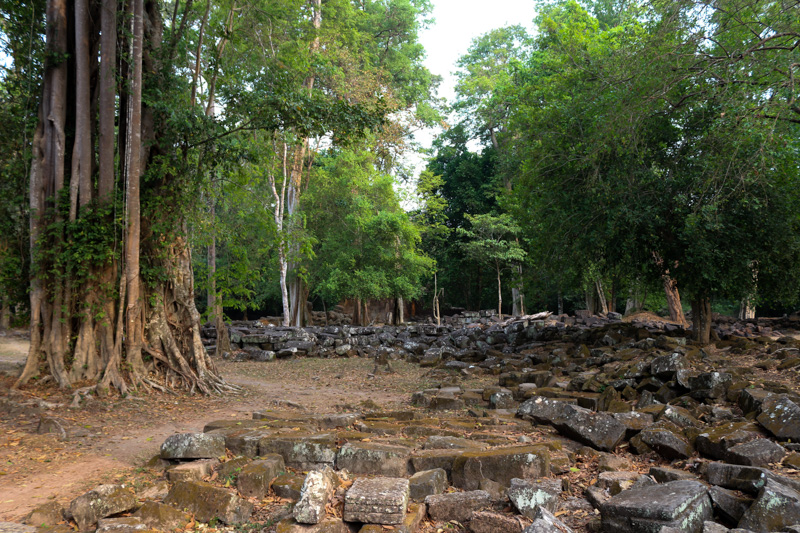 Einzelne Bruchsteine liegen rund um den inneren Tempelbezirk
