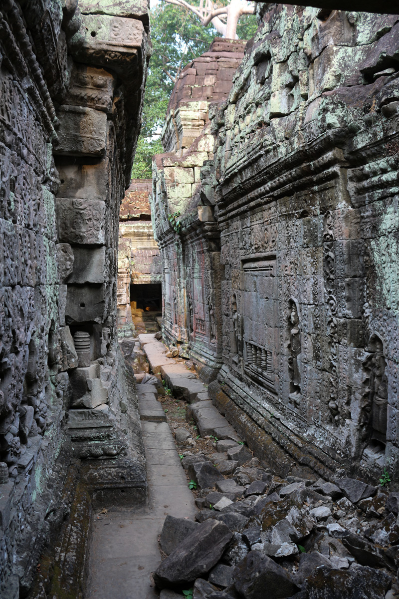Narrow space between the temple towers
