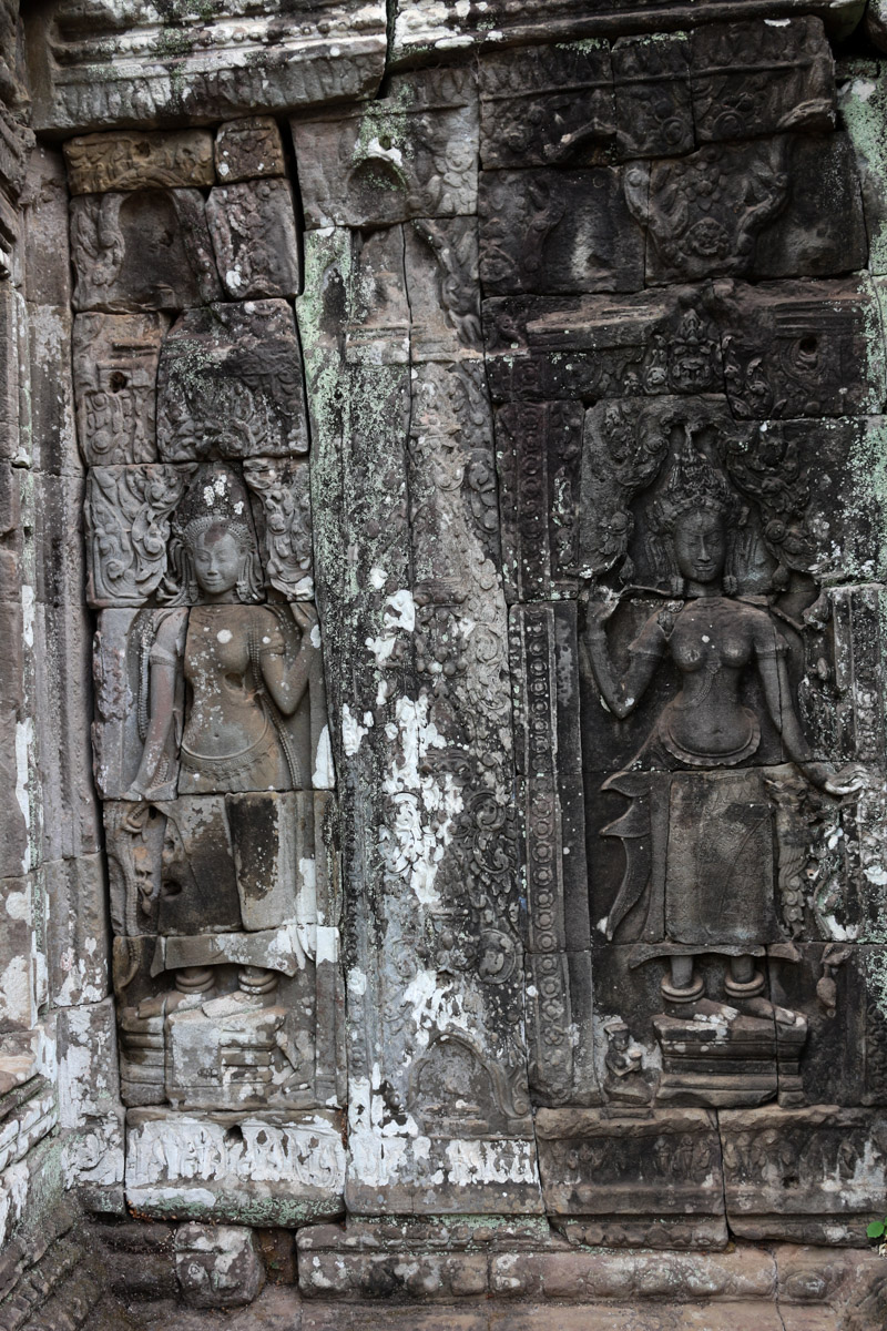 Jede Wand und jedes Tor des Bayon Tempels ist mit Flachreliefs geschmückt