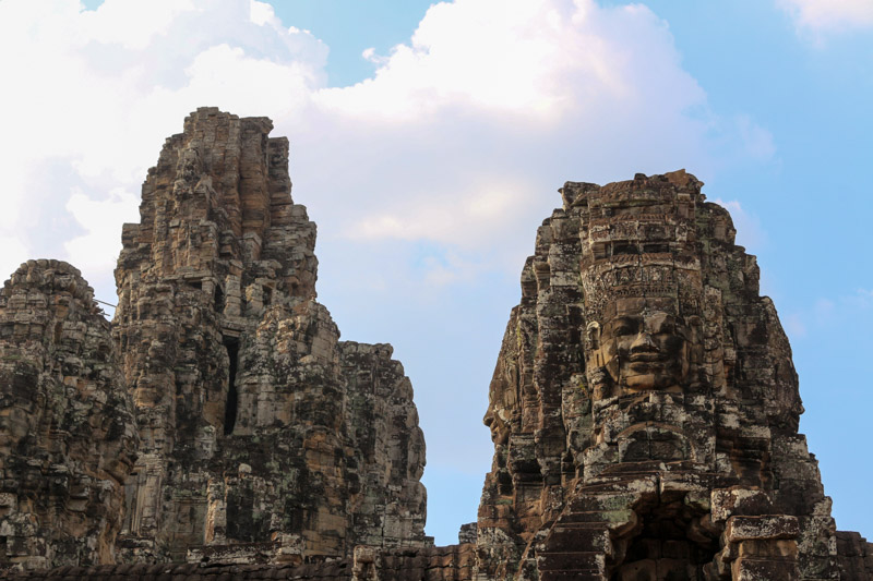 Bayon zeichnet sich vor allem durch die Vielzahl seltsamer und riesiger Steingesichter hervor, die auf den zahlreichen Türmen rund um die Hauptterrasse und die zentrale Spitze zu sehen sind.