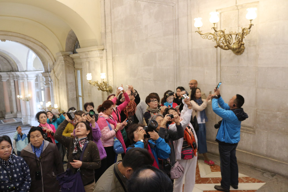Asiatische Touristengruppe& fotografiert im Treppenhaus des Palacio Real de Madrid in alle Richtungen