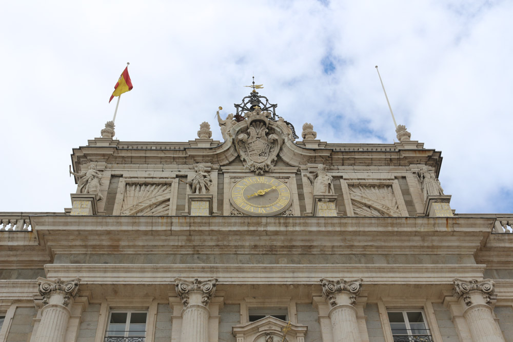 Große Uhr über dem Haupteingang des Palacio Real de Madrid