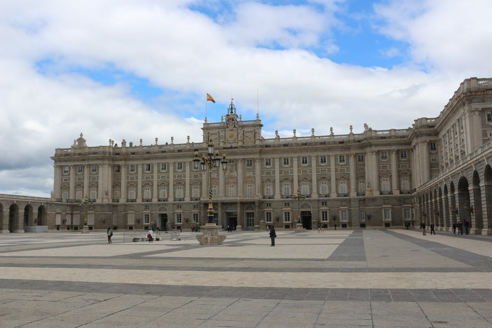 Der Königliche Palast (spanisch Palacio Real) ist das Madrider Stadtschloss und die offizielle Residenz des spanischen Königshauses.