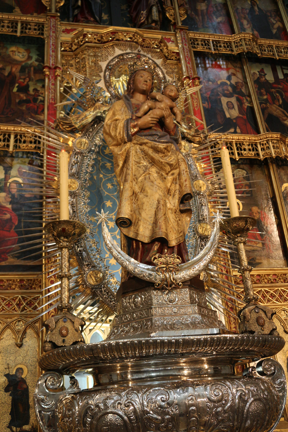 Altar and statue of Virgen de la Almudena