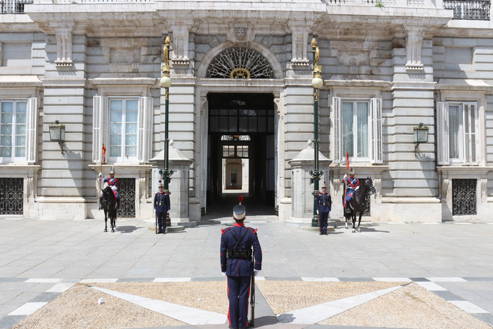 Changing of the guards at Palacio Real de Madrid