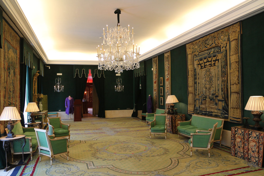 Representation and reception rooms around the main stage of Teatro Real