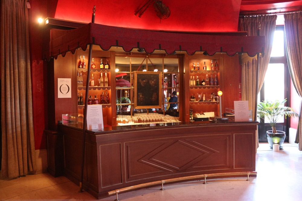 Restaurant behind the main stage of Teatro Real