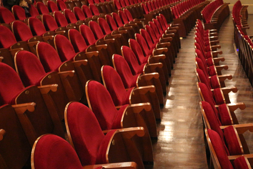 Rote Stühle in den Zuschauerrängen des Teatro Real