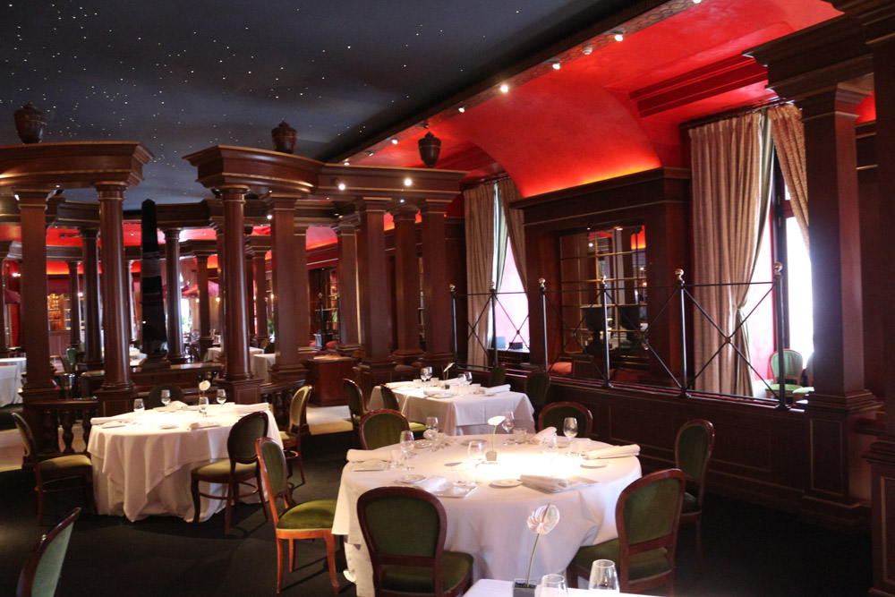 Restaurant behind the main stage of Teatro Real