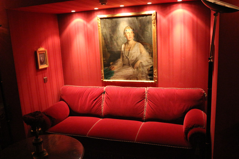 Im Raum hinter der königlichen Loge des Teatro Real befindet sich ein kleines Sofa