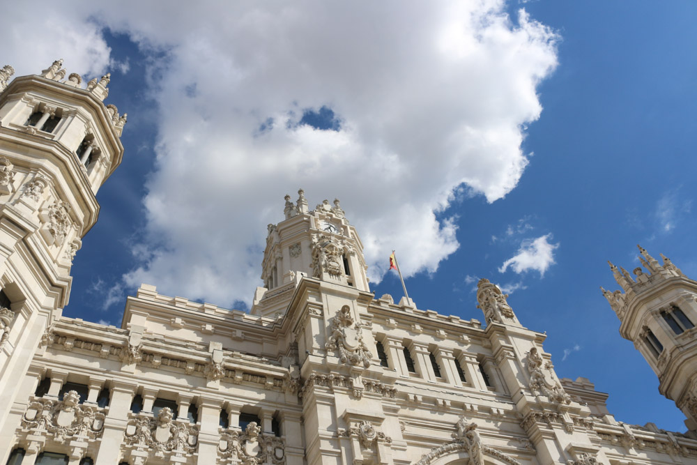 Der Palacio de Comunicaciones (deutsch: Palast der Kommunikation) ist der ursprüngliche Name der ehemaligen Postverwaltung von Madrid. Der Palast, der eine überbaute Fläche von rund 12.200& m² einnimmt, wurde auf dem Gelände der 30.000 m² Gartenanlage Jardines del Buen Retiro, gelegen am& Plaza de Cibeles, im Zentrum von Madrid errichtet.