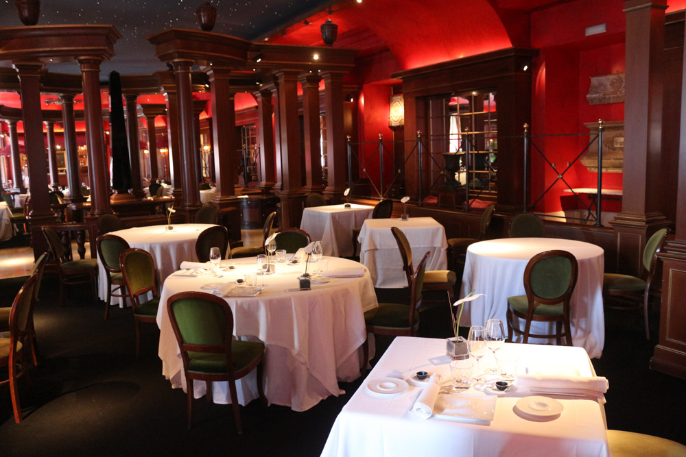 Restaurant behind the main stage of Teatro Real